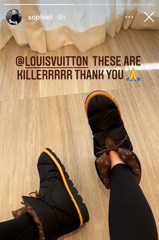 Sophie Turner y sus zapatillas de estar por casa de Louis Vuitton
