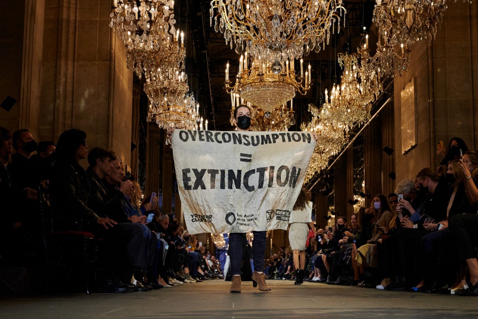 Louis Vuitton, la protesta ambientalista irrompe alla sfilata - D.it  Repubblica