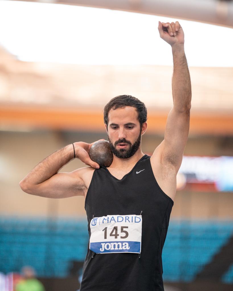 eusebio cáceres lanza el peso en el campeonato de españa de atletismo