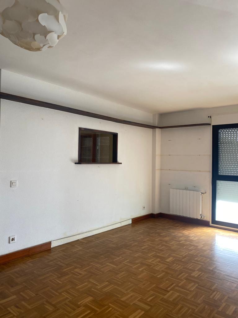 una transformacion sorprendente, de espacios oscuros a una vivienda luminosa y funcional en bilbao