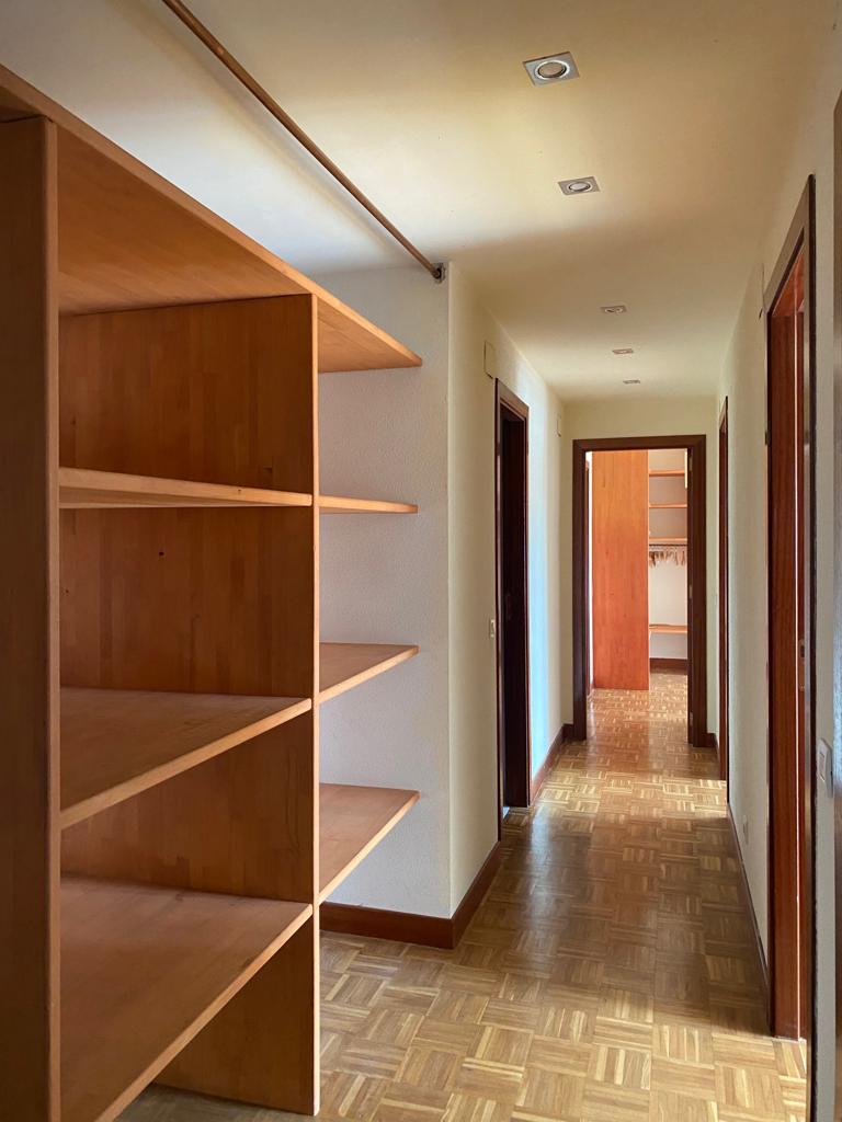 una transformacion sorprendente, de espacios oscuros a una vivienda luminosa y funcional en bilbao