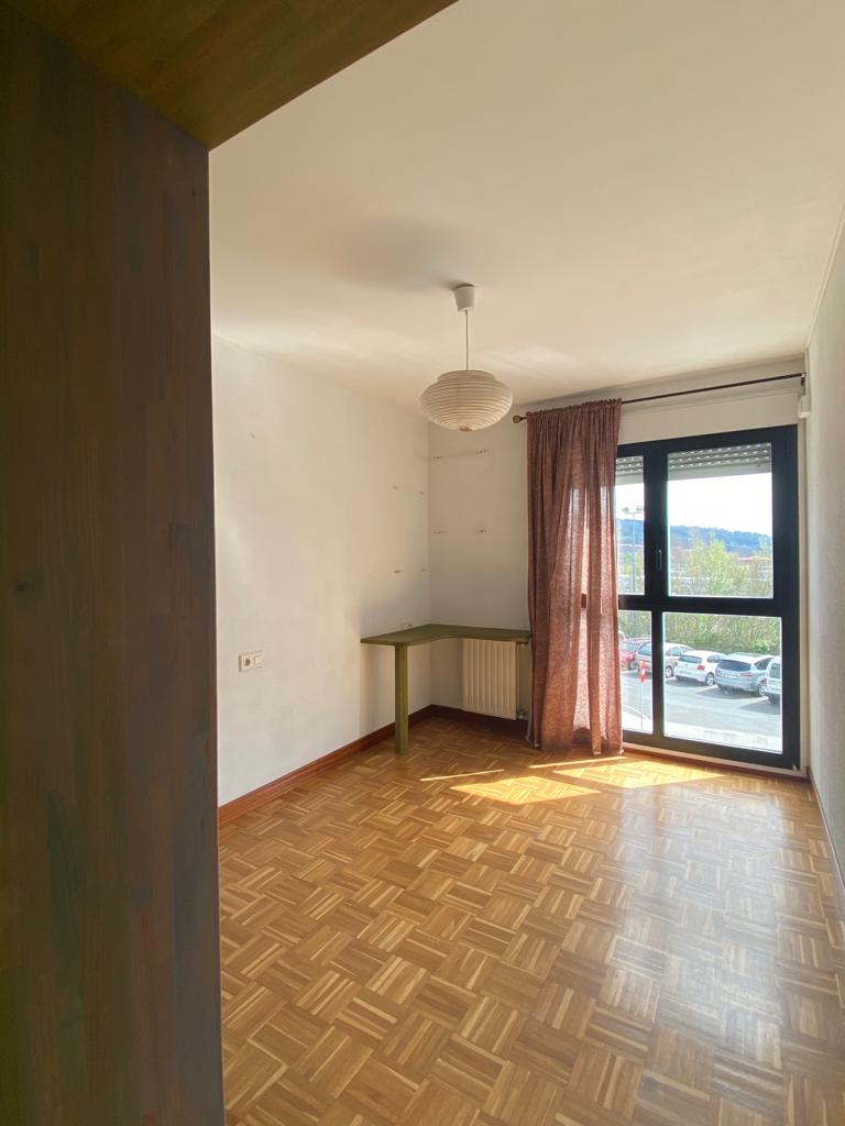 una transformacion sorprendente, de espacios oscuros a una vivienda luminosa y funcional en bilbao