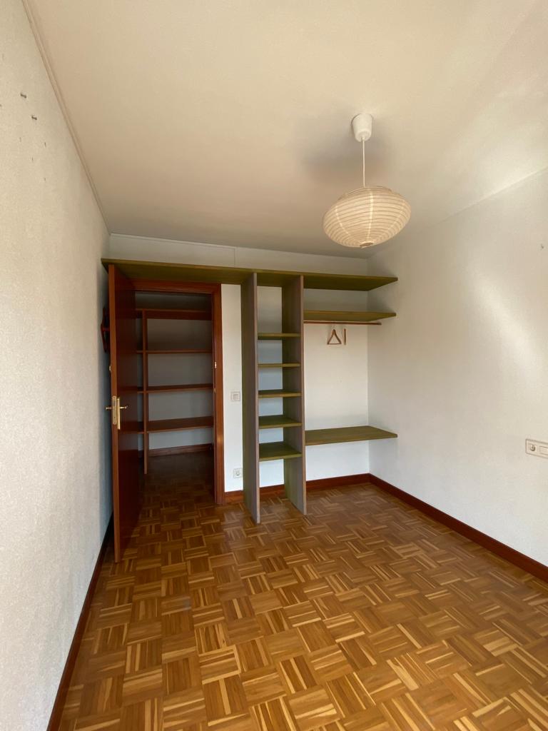 una transformacion sorprendente, de espacios oscuros a una vivienda luminosa y funcional en bilbao