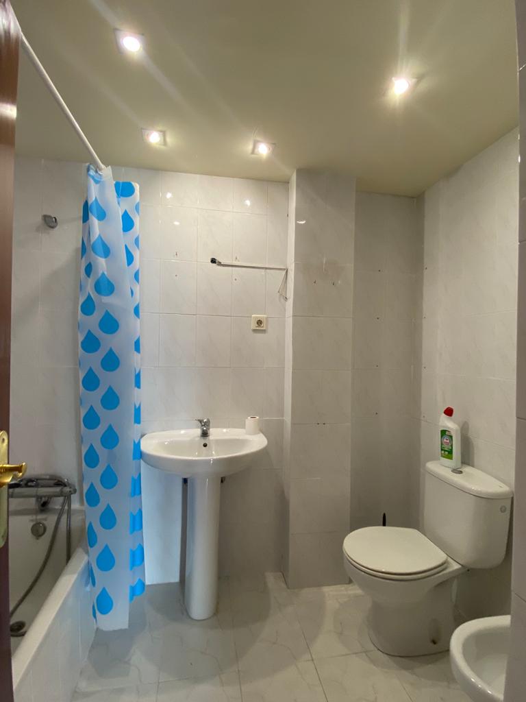 una transformacion sorprendente, de espacios oscuros a una vivienda luminosa y funcional en bilbao