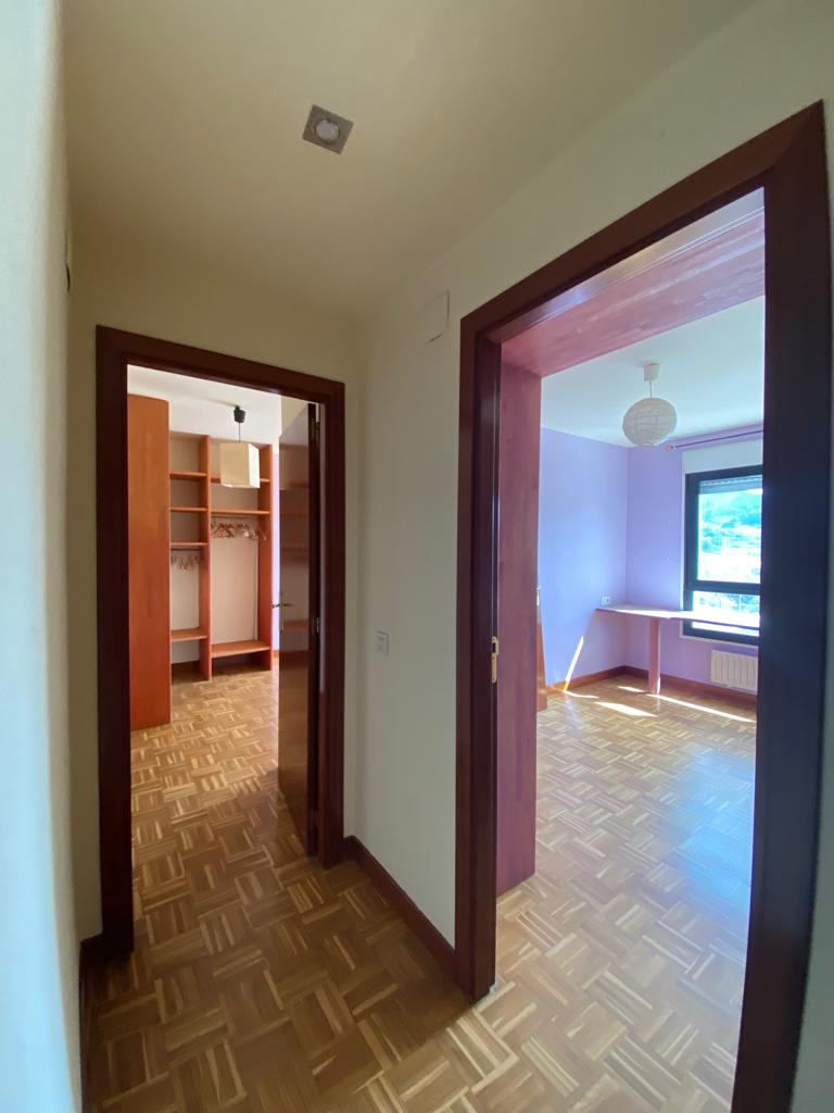 una transformacion sorprendente, de espacios oscuros a una vivienda luminosa y funcional en bilbao