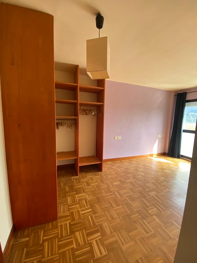 una transformacion sorprendente, de espacios oscuros a una vivienda luminosa y funcional en bilbao