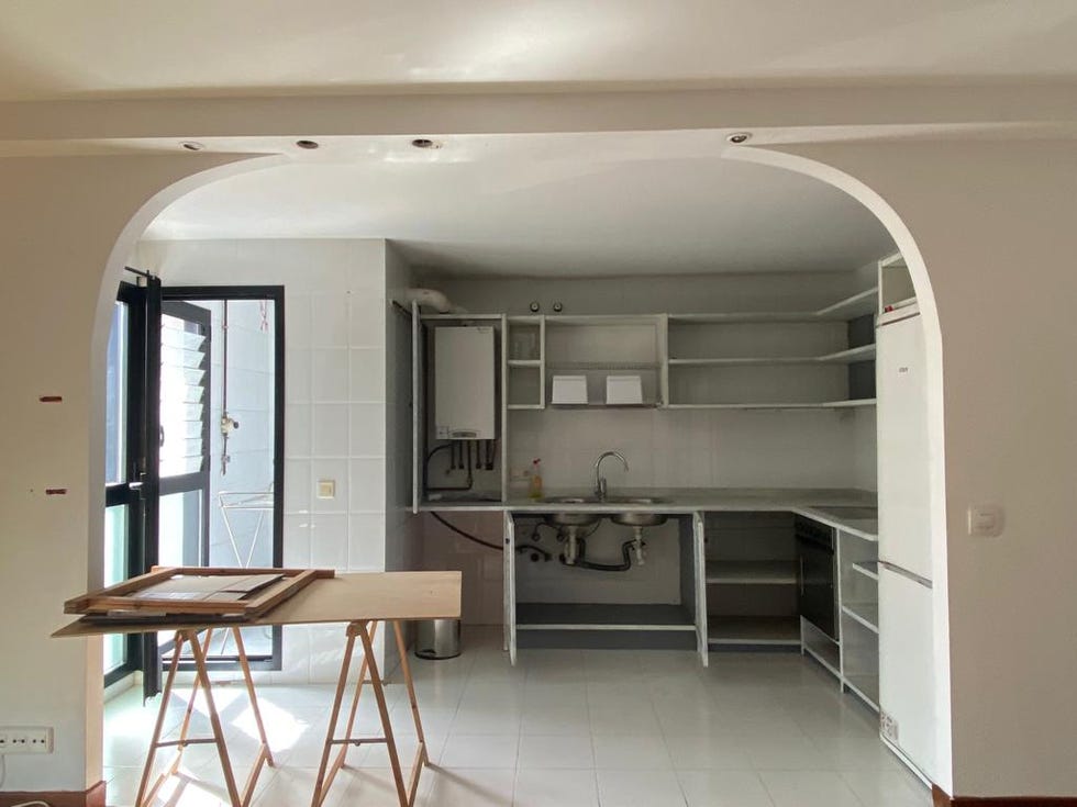 una transformacion sorprendente, de espacios oscuros a una vivienda luminosa y funcional en bilbao
