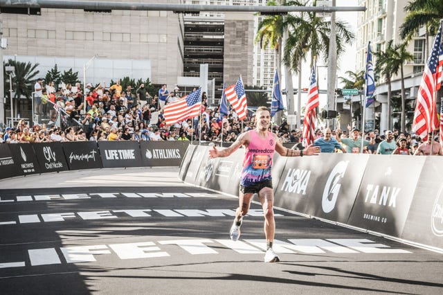 lorenzo lotti alla miami marathon