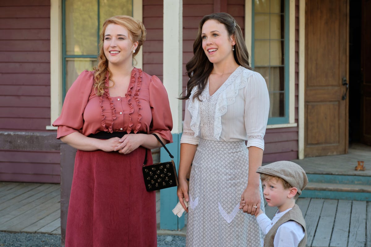 ‘When Calls the Heart’ Star Erin Krakow Spilled on the "Real Drama