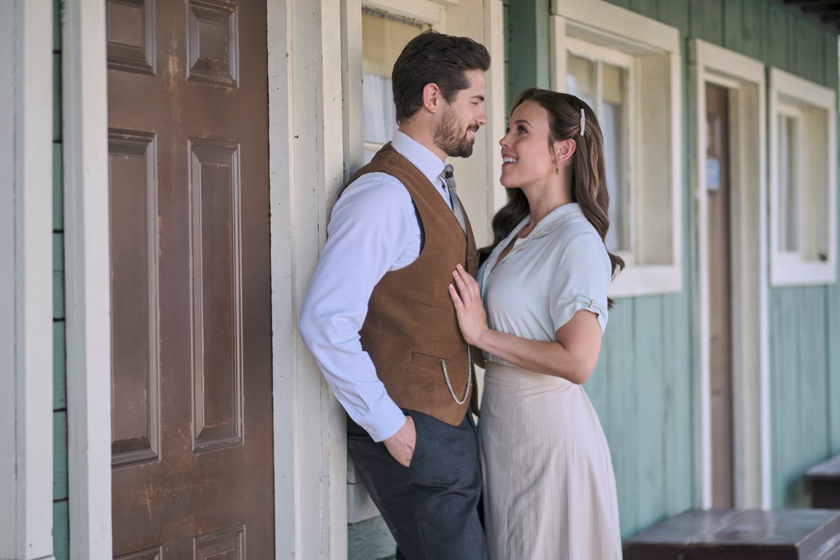 elizabeth and lucas in when calls the heart season 9