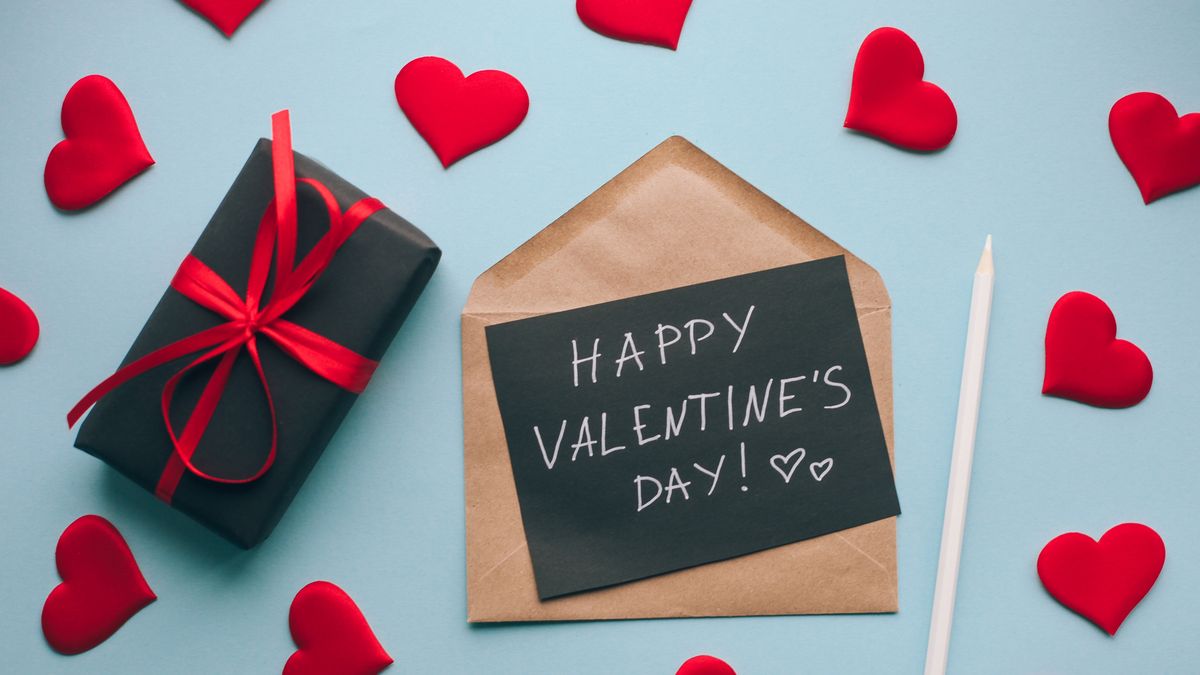 https://hips.hearstapps.com/hmg-prod/images/when-is-valentines-day-1671658536.jpg?crop=1xw:0.84375xh;center,top&resize=1200:*