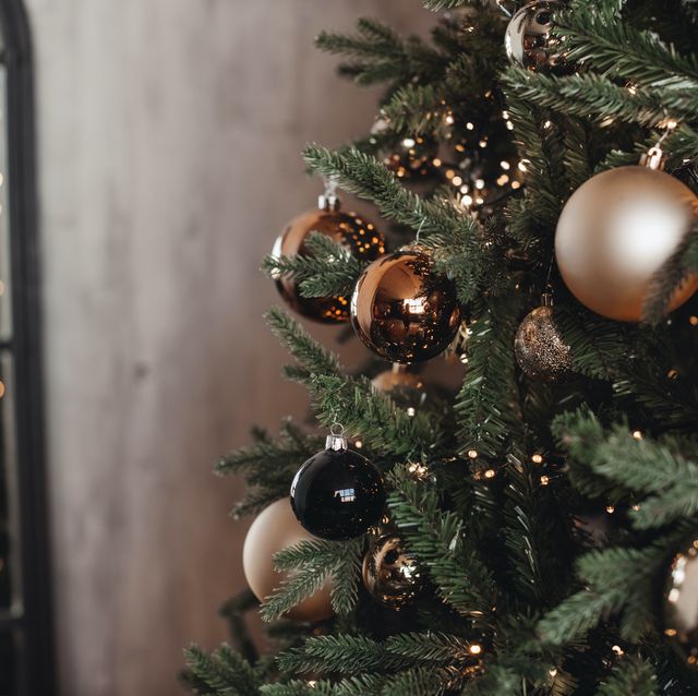 when to take down your christmas decorations and tree, according to tradition