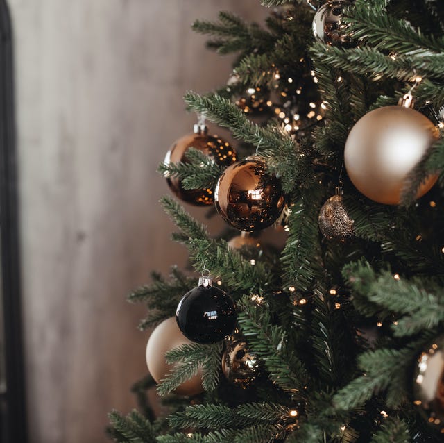 when to take down your christmas decorations and tree, according to tradition