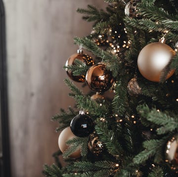 when to take down your christmas decorations and tree, according to tradition