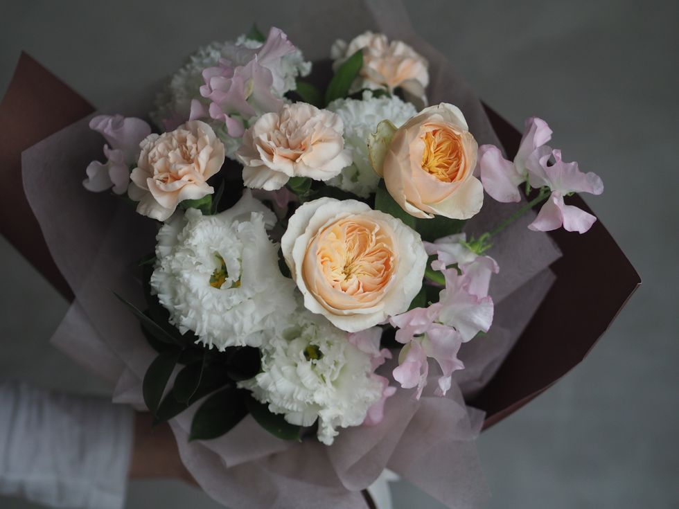 母親節送禮花束推薦！絕美永生康乃馨玫瑰花、浪漫胭脂粉藍玫瑰打動媽媽的心