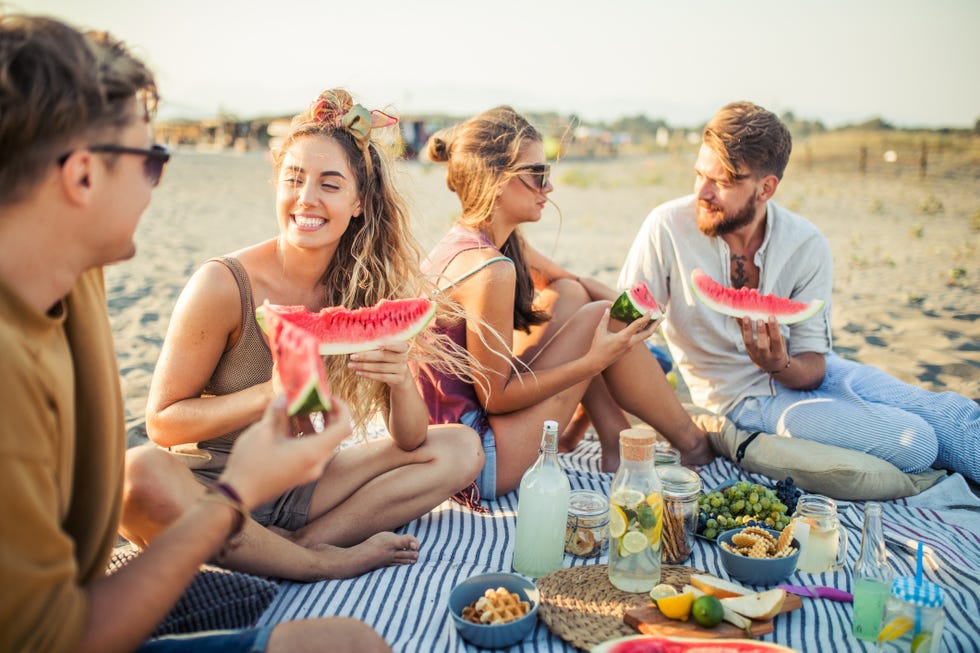 amigos comen en la playa