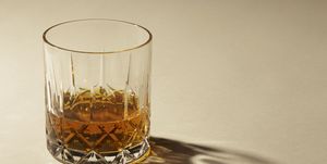 vaso de whisky bourbon