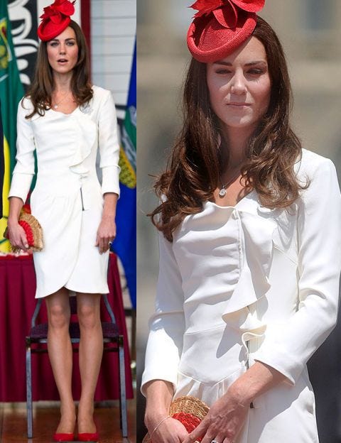 kate middleton posando en las escaleras con vestido blanco y bailarinas rojas