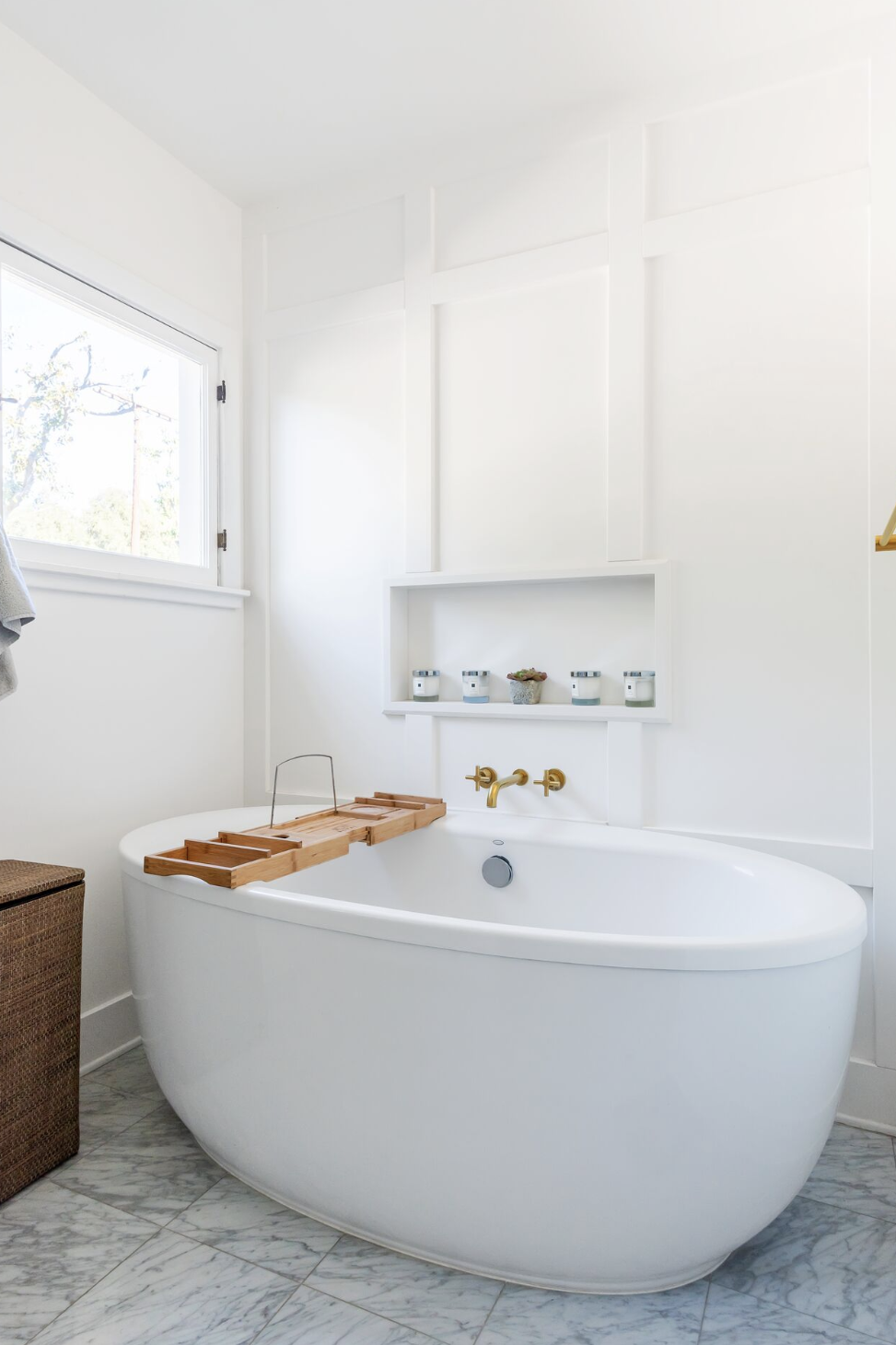 https://hips.hearstapps.com/hmg-prod/images/white-bathroom-free-standing-tub-1674439792.png?crop=1xw:0.9815063887020847xh;center,top&resize=980:*