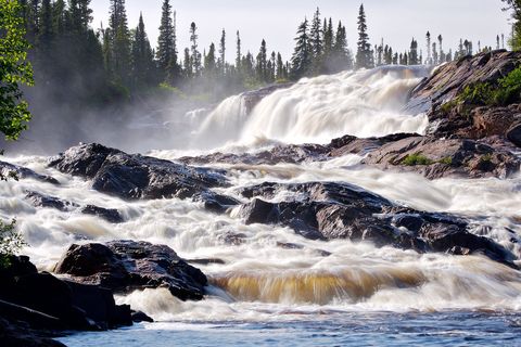 Water stort zich naar beneden in de White Bear River Falls in Labrador Canada
