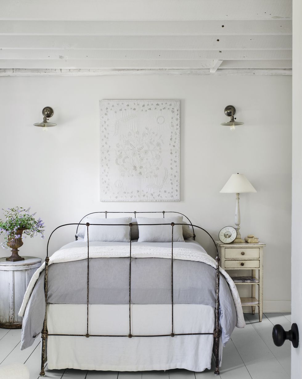 white bedroom-white quilt