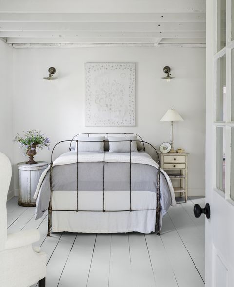 white bedroom-white quilt
