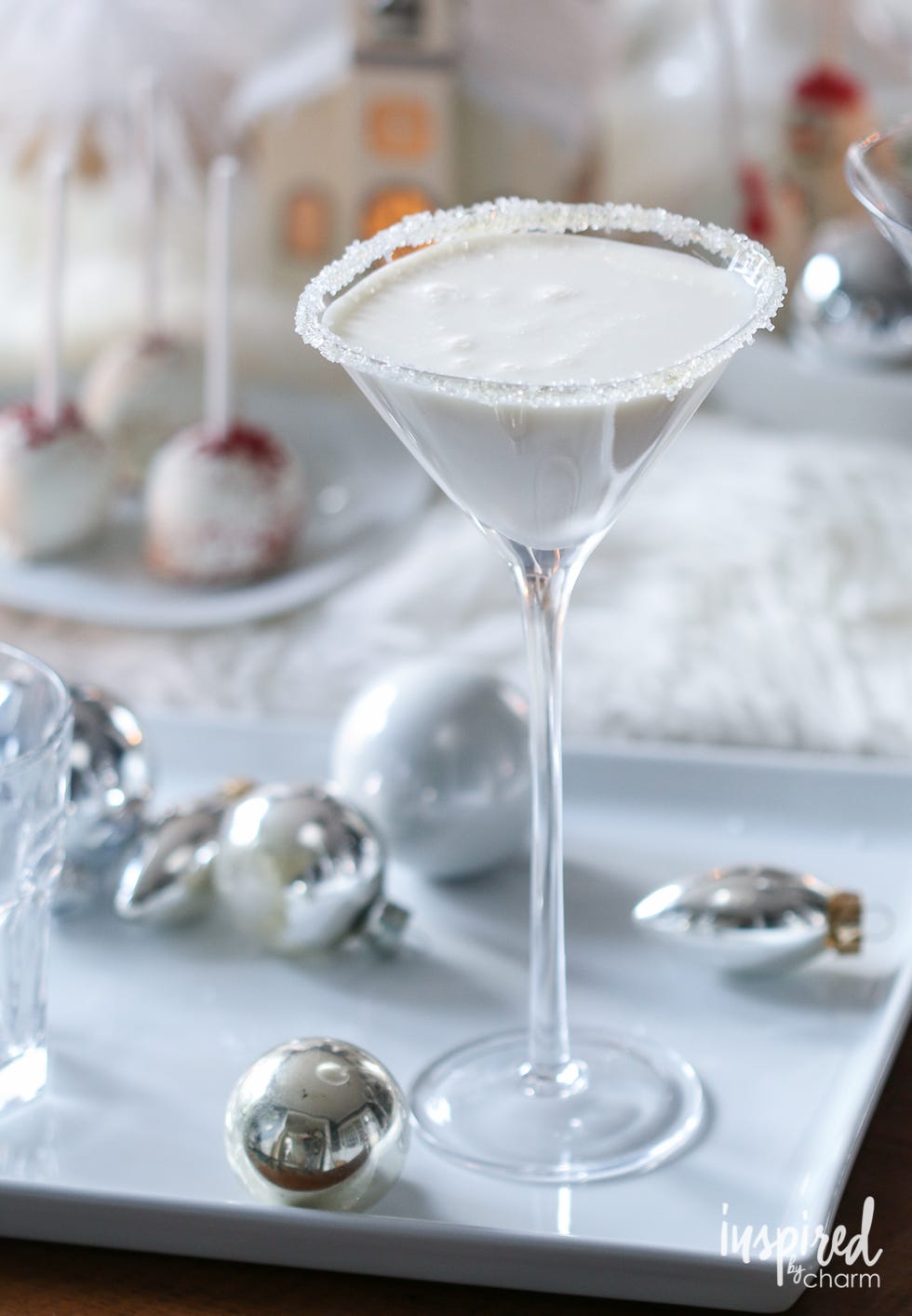 https://hips.hearstapps.com/hmg-prod/images/white-christmas-martini-1569870140.jpg?crop=1.00xw:0.695xh;0,0.130xh&resize=980:*