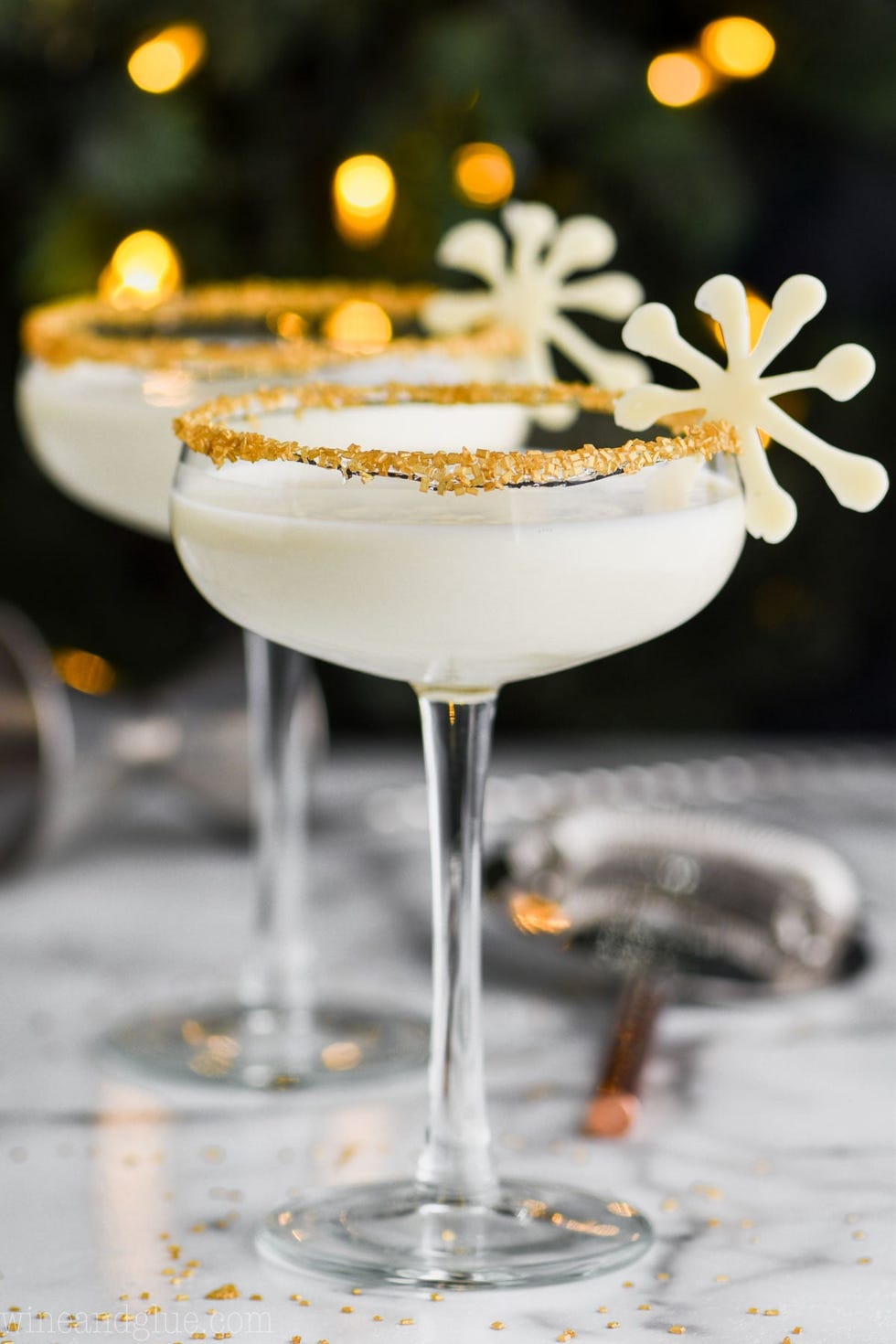 https://hips.hearstapps.com/hmg-prod/images/white-christmas-martini-recipe-image-1605560306.jpg?crop=1xw:1xh;center,top&resize=980:*