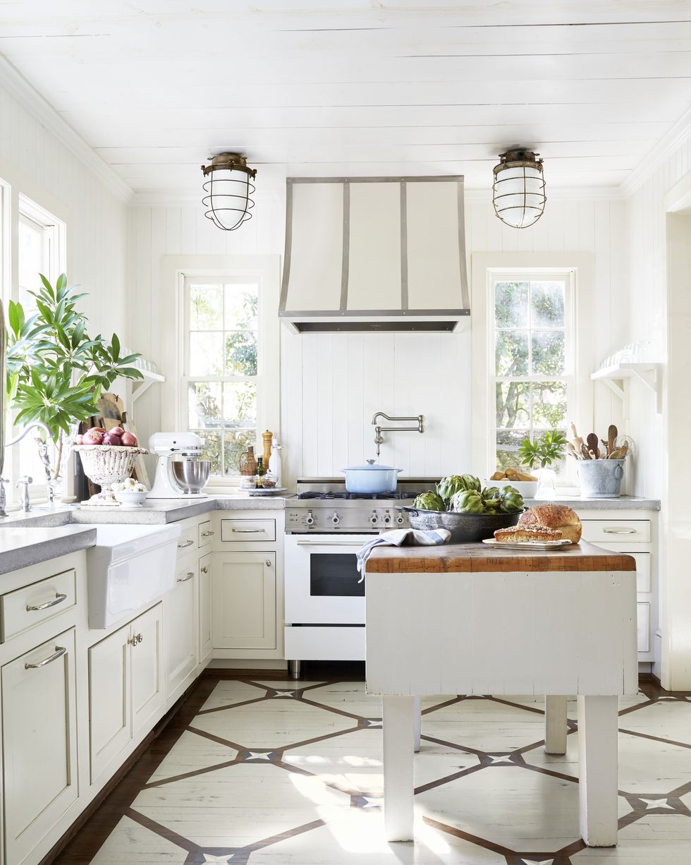 https://hips.hearstapps.com/hmg-prod/images/white-cottage-kitchen-painted-floor-644873d7227b7.jpg?crop=0.976xw:0.972xh;0.0136xw,0.0285xh&resize=980:*