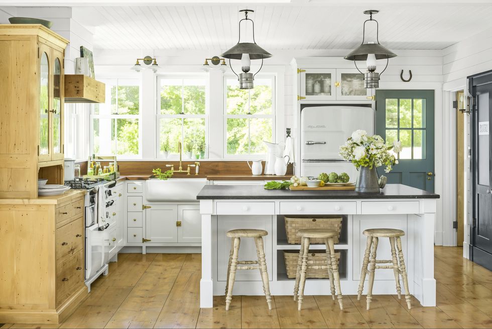 warm and welcoming kitchen homeowner vicki hopper designer cathy chapman neutral decor