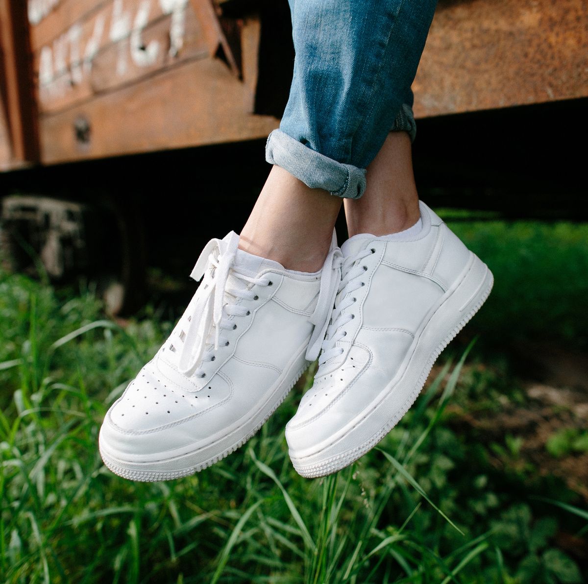 How to Clean White Shoes - Best Way to Clean White Converse or Canvas Vans  with Baking Soda