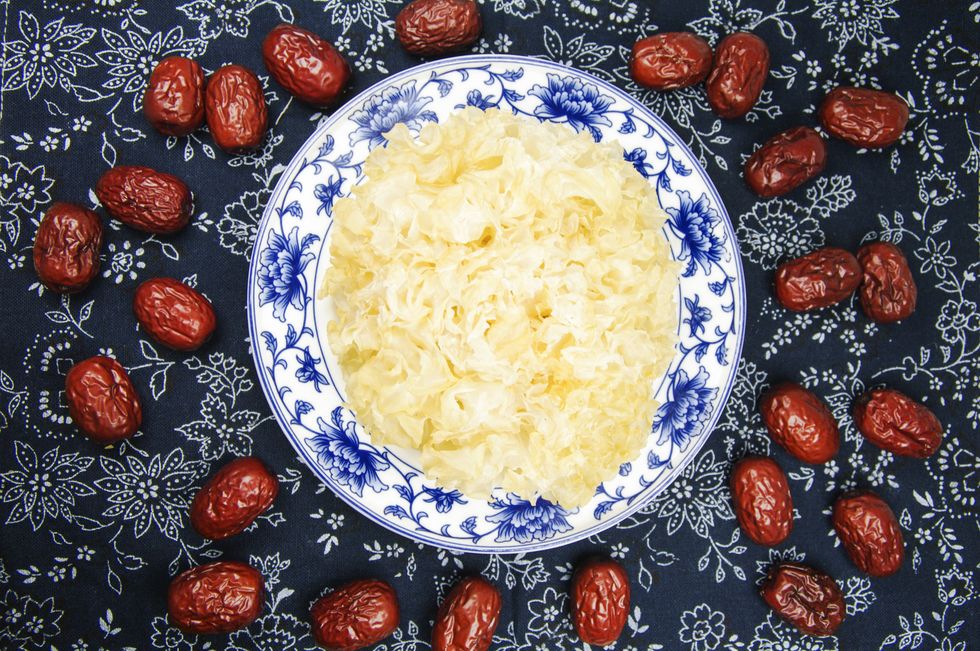 white fungus and red dates