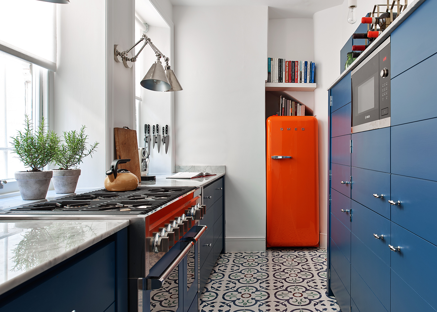 cocina pequeña blanca con detalles de color