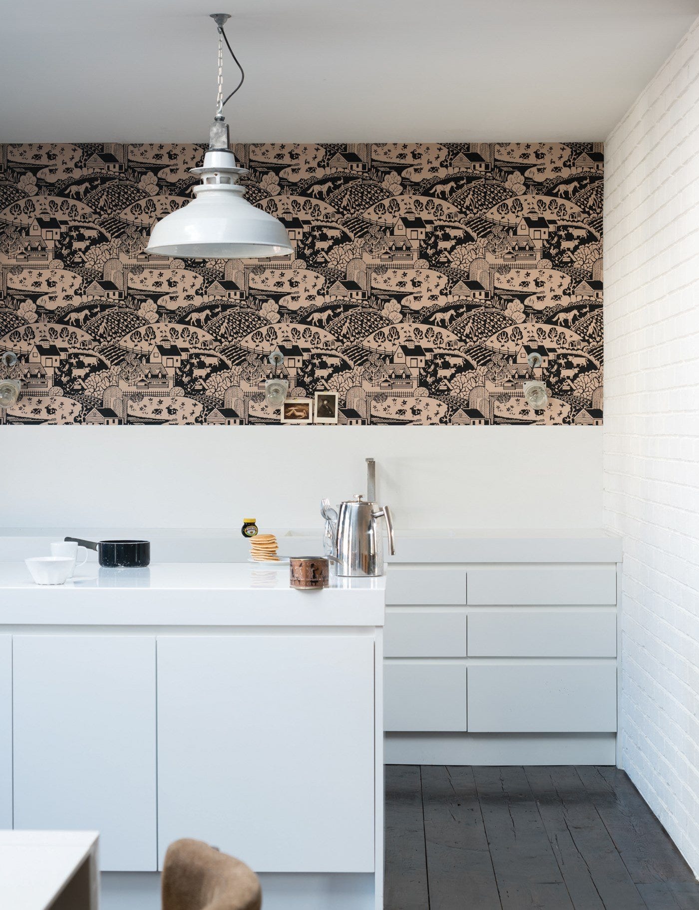 cocina blanca y moderna con papel pintado