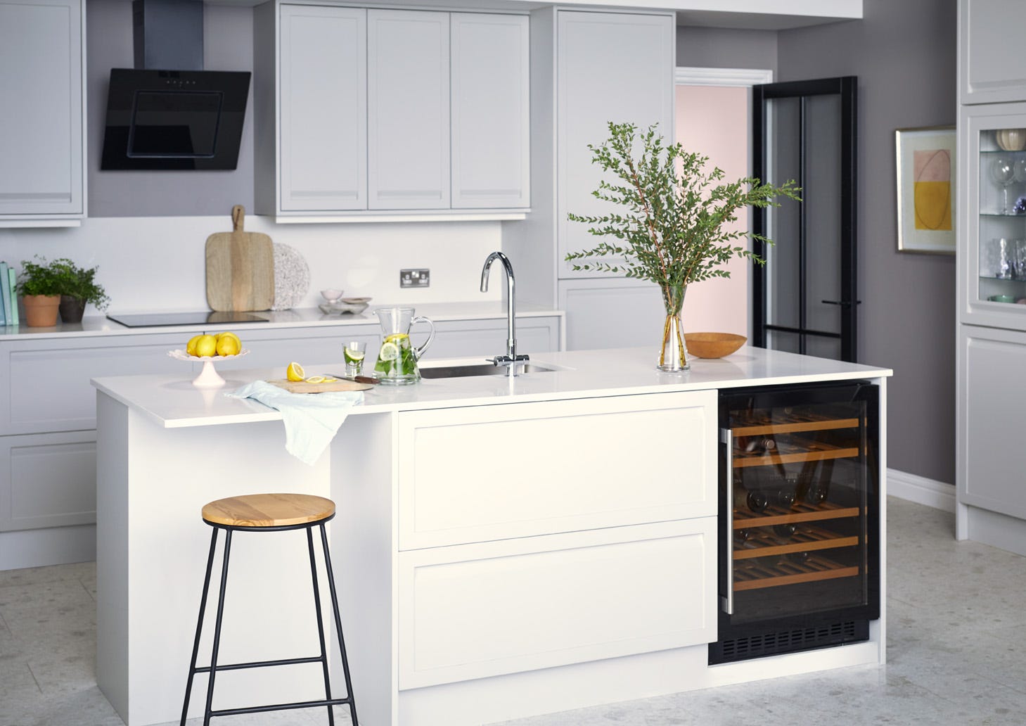 cocina moderna y blanca con isla