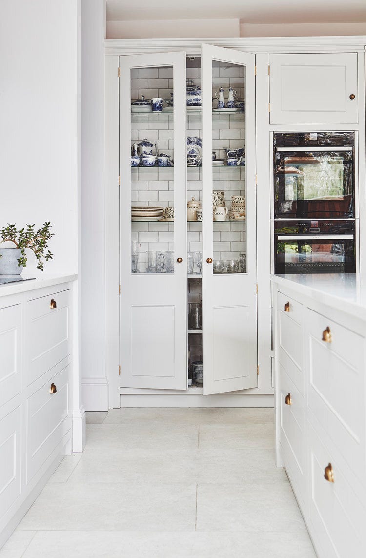 cocina blanca y moderna con vitrina