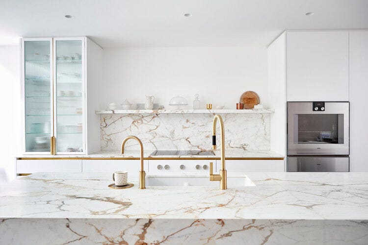 cocina blanca moderna de mármol