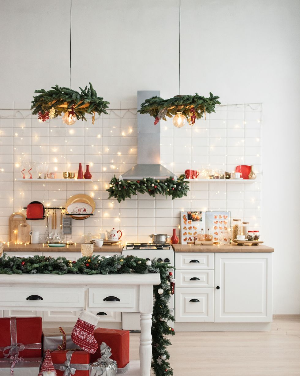 https://hips.hearstapps.com/hmg-prod/images/white-kitchen-interior-with-classic-christmas-decor-royalty-free-image-1659990404.jpg?crop=1.00xw:0.834xh;0,0.0657xh&resize=980:*