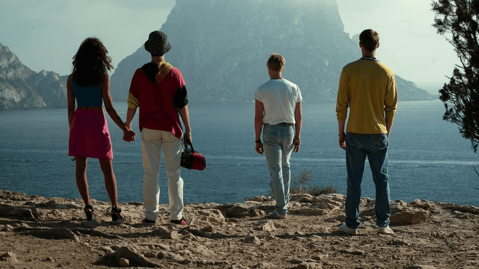 un grupo de chicos al filo de un alcantilado en ibiza en la serie white lines
