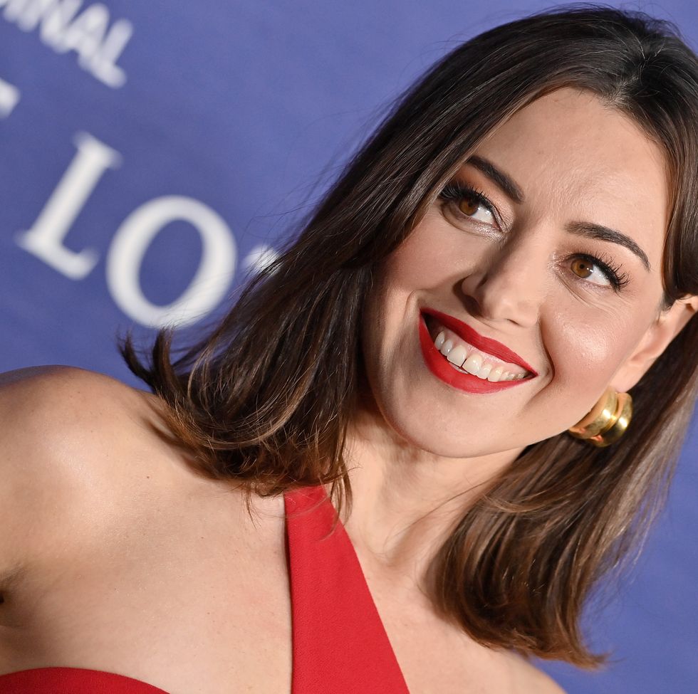 Aubrey Plaza's Stylist Defends The White Lotus Star's Underboob Outfit  After Mixed Reactions
