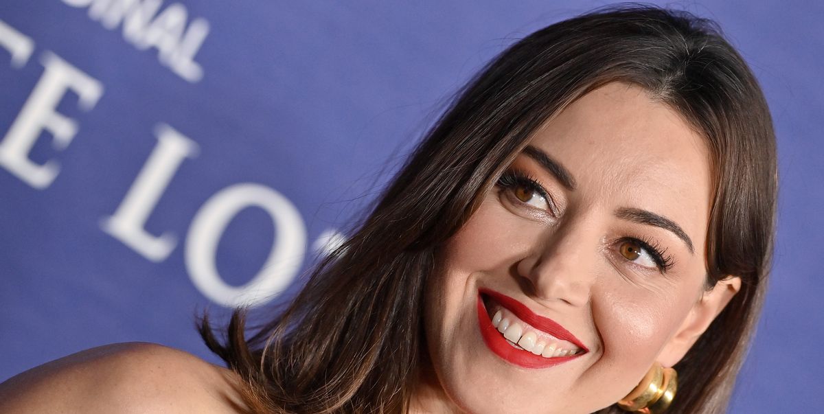 ‘white Lotus Star Aubrey Plaza Just Wore The Most Daring High Slit Dress With Sexy Cutout