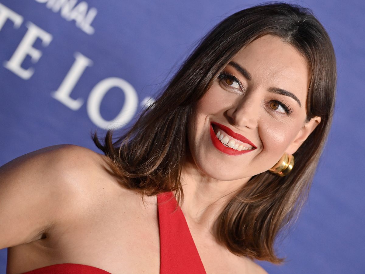 Aubrey Plaza Glows In A Slinky, Cut-Out White Stella McCartney Dress—'She  Is The Moment!' - SHEfinds