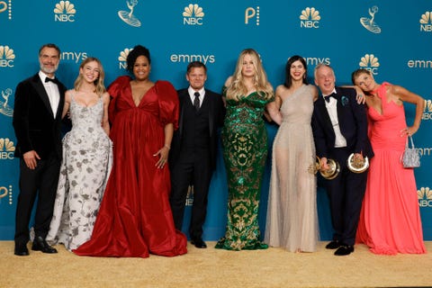 los angeles california september 12 lr murray bartlett, sydney sweeney, natasha rothwell, steve zahn, jennifer coolidge, alexandra daddario, mike white and connie britton winners of an outstanding limited edition or anthology series or white lotus film pose in the press room Pose The 74th Primetime Emmy Awards at the Microsoft Theater on September 12, 2022 in Los Angeles, CA Photo by: frazer harrisongetty images