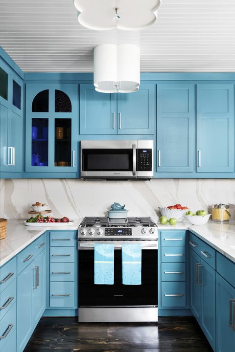 kitchen
the home’s original cabinetry
was painted a happy blue,
while easy to clean quartz
countertops glitter like
sand cabinetry paint
cruising, sherwin williams
countertop cambria
light stonegate by afx
appliances samsung