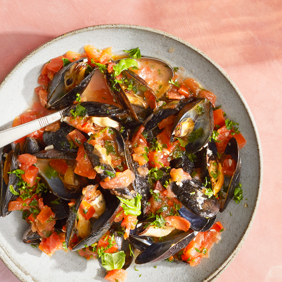 white wine and tomato mussels