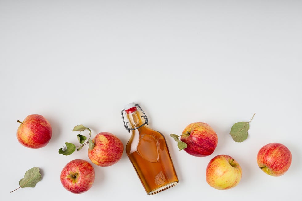 https://hips.hearstapps.com/hmg-prod/images/white-wine-substitute-apple-cider-vinegar-1647443170.jpeg?crop=0.430xw:0.645xh;0.256xw,0.355xh&resize=980:*