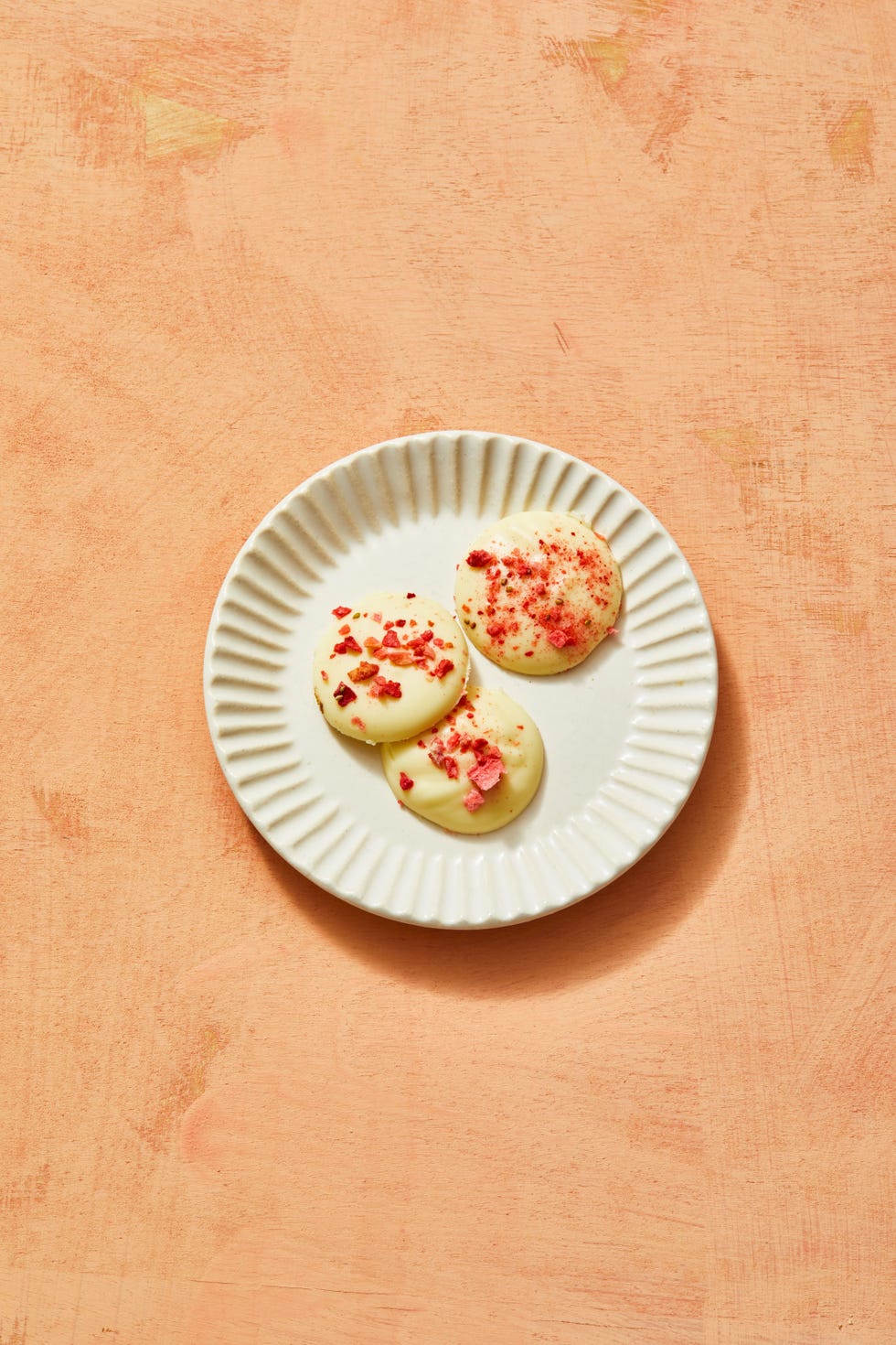 white chocolate meltaways with freeze dried strawberries on top