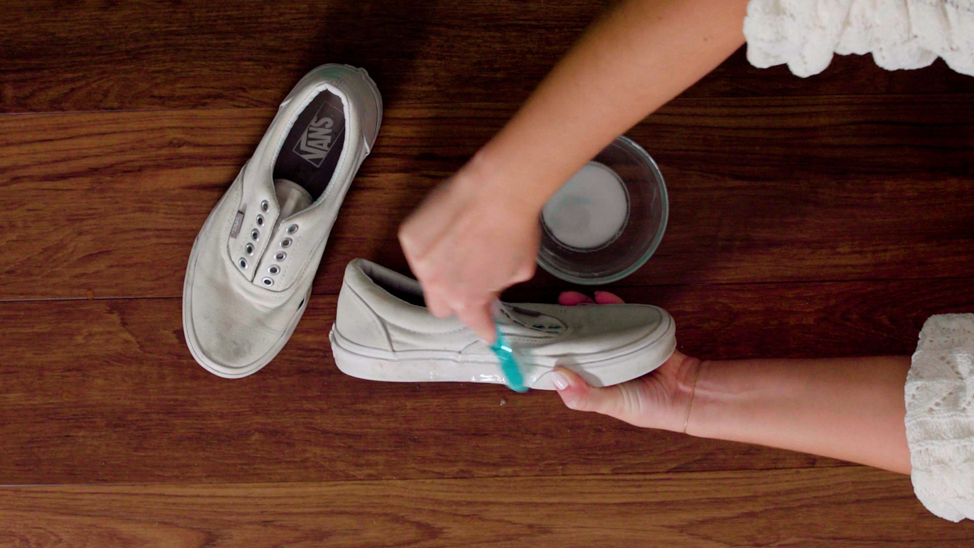 Mew Mew Afbrydelse ben How to Clean White Vans - Easy Ways to Clean White Vans Sneakers