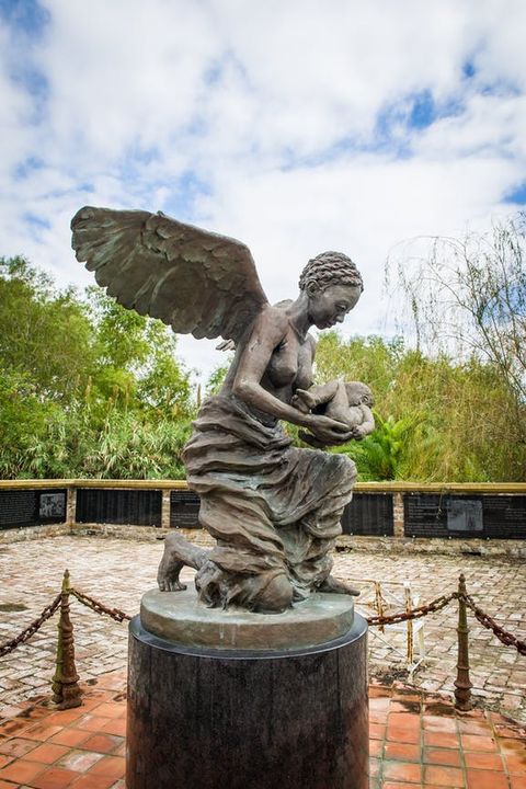 whitney plantation museum, statue depicting female slave holding baby, female with angel wings