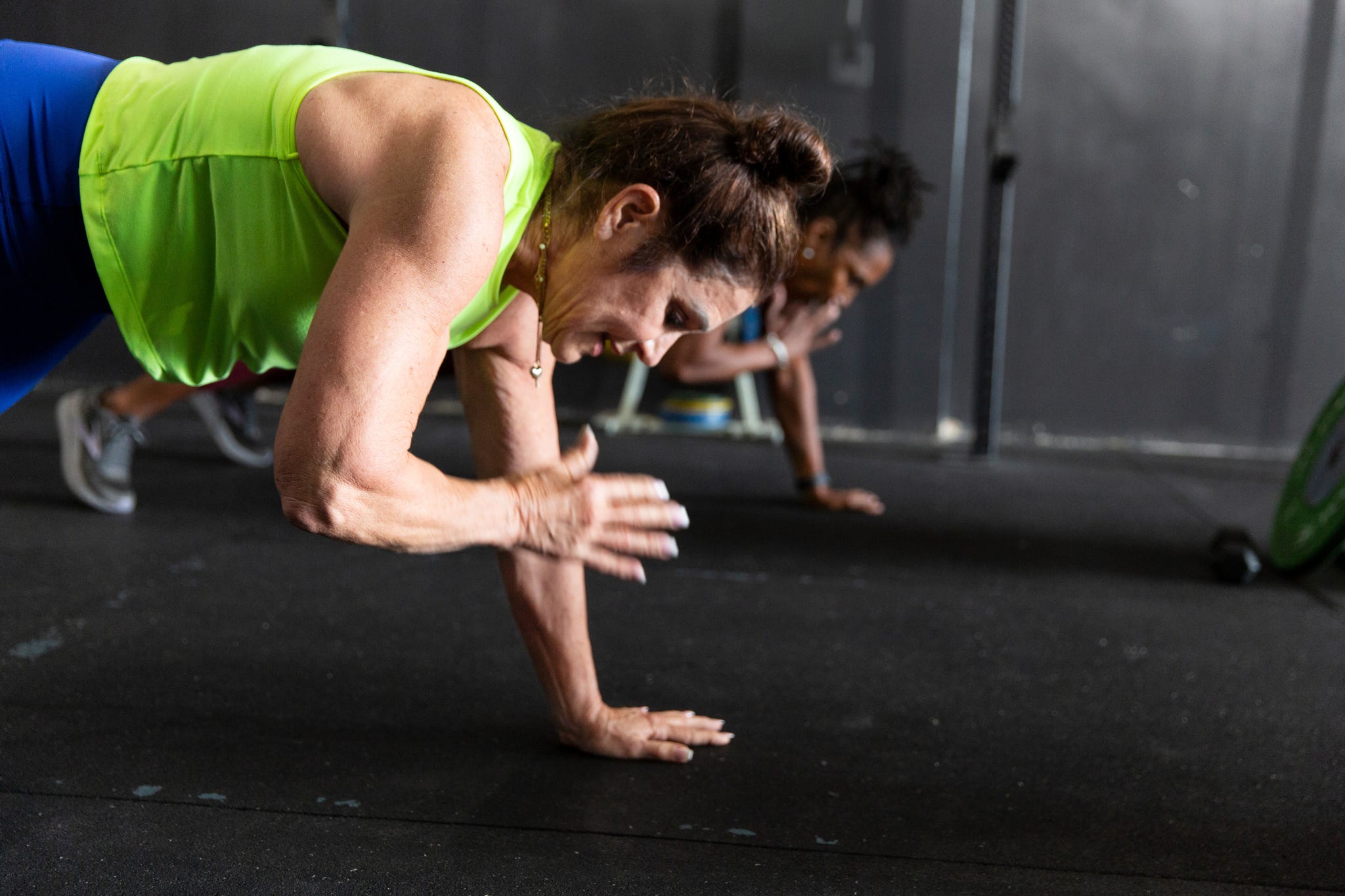 becky hennesy, left, and cynthia sanders do shoulder tap exercises at dtx performance co in dallas, texas, on june 6, 2025. 